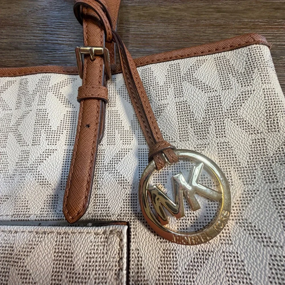 Michael Kors Jet Set Signature Monogram Tote Bag Vanilla Acorn Gold Hardware - Picture 4 of 13